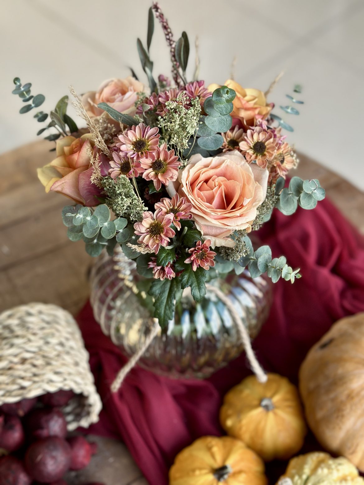 جار گل آماده شامل: جار گل با ۴ گل رز وینتج یک دسته داوودی و تزیین شده با برگ اکالیپتوس و زیتون و گل خشک در گلدان شیشه ای میباشد.