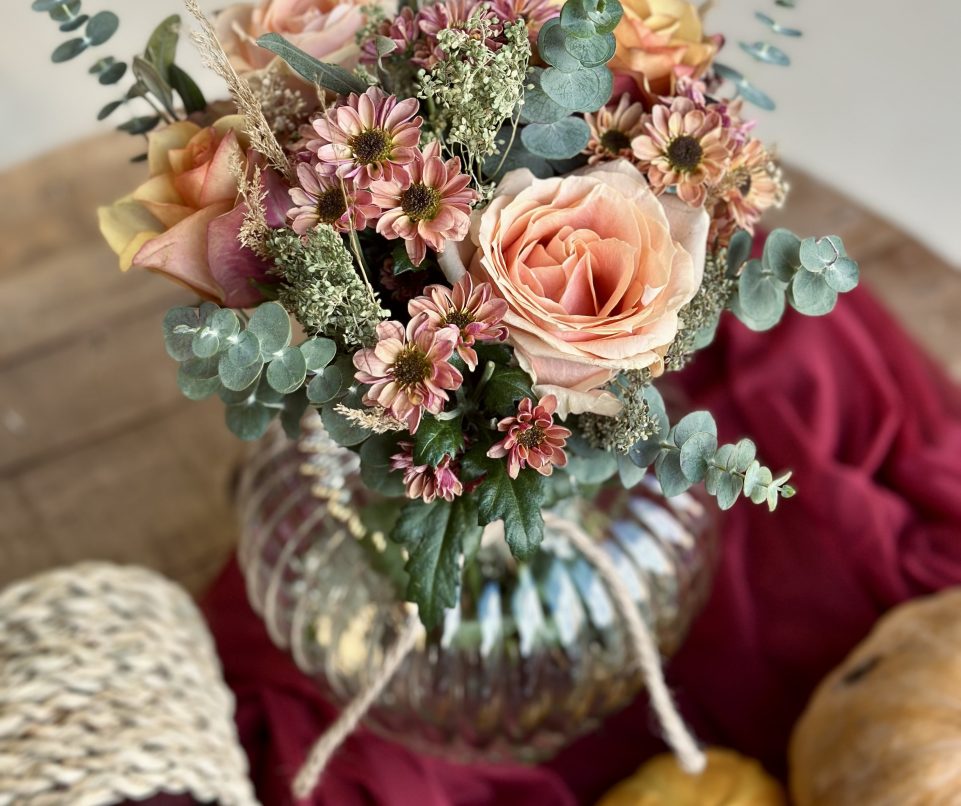 جار گل آماده شامل: جار گل با ۴ گل رز وینتج یک دسته داوودی و تزیین شده با برگ اکالیپتوس و زیتون و گل خشک در گلدان شیشه ای میباشد.