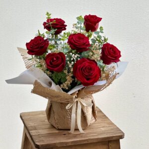 جار گل رز قرمز