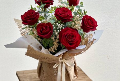 جار گل رز قرمز