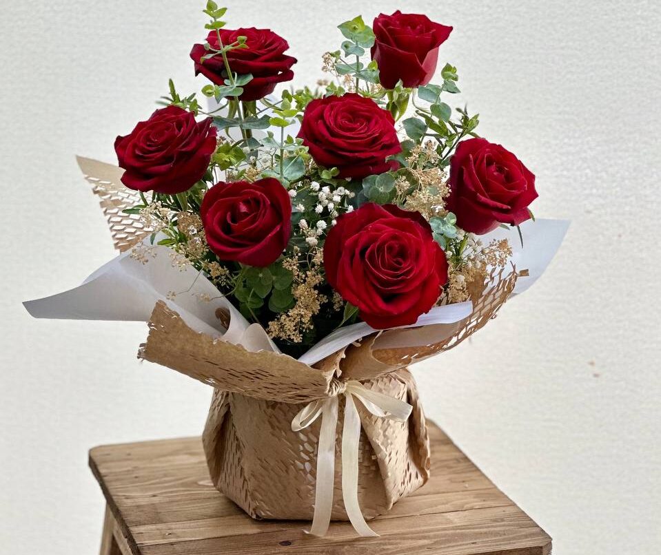 جار گل رز قرمز